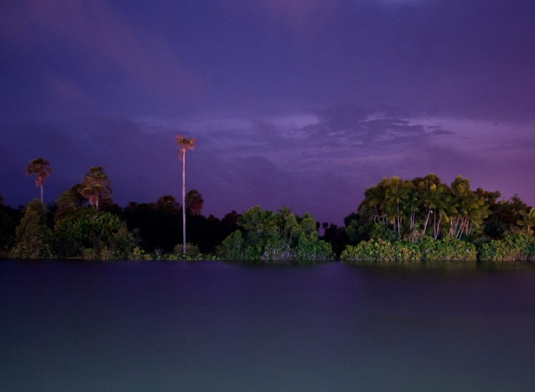 Barreirinhas (Stato di Maranhão), la riva del Rio Preguiças all’imbrunire.